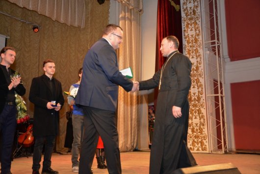 Військовий капелан та волонтерка отримали медалі «На славу Чернівців»
