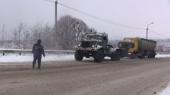 Рятувальники Буковини відбуксирували 60 вантажівок, які застрягли на дорогах через негоду