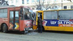 Через ДТП в центрі Чернівців зупинили рух тролейбусів