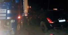 На Буковині жінку збила вантажівка, коли та на узбіччі ремонтувала своє авто