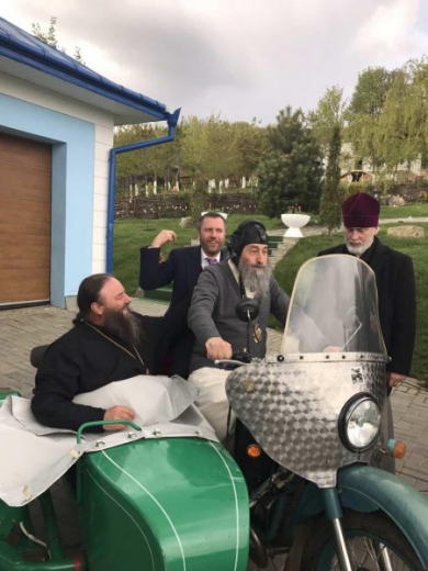  Митрополит Онуфрій на Буковині прокатався на мотоциклі з отцем Жаром: диякон РПЦ оприлюднив вражаюче фото
