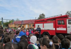 Буковинські дошкільнята показали виставу про ігри з вогнем і побували на екскурсії, а для школярів рятувальники провели уроки безпеки