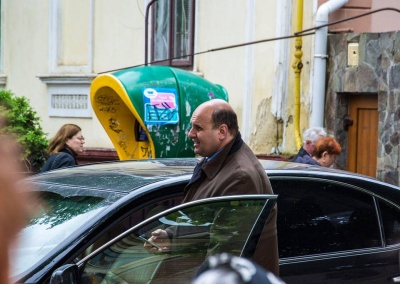 Очевидці зафіксували, як голова Чернівецької облради порушив Правила дорожнього руху (ФОТО)