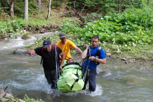 На Буковині врятували 2 туристів,  котрі заблукали у лісі. Один з них травмував ногу.