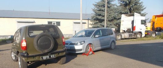 Прикордонники на Буковині затримали викрадений автомобіль та сигарети