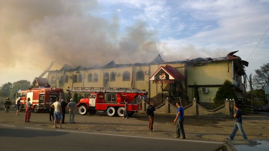 У Мамаївцях згорів ресторан Прага і готель (фото)