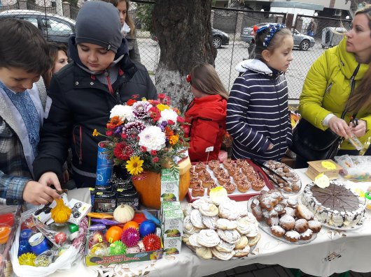 Маленькі волонтери у Чернівцях збирали кошти на благодійність (фото)