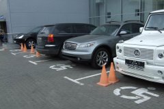 За паркування на місцях для інвалідів - штраф