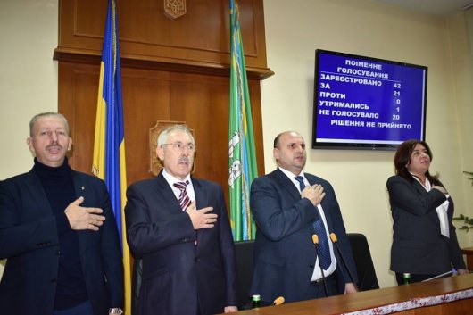 Керівники Буковини повернулися спиною до прапора України