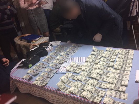Адвокат Ради адвокатів Чернівецької області погорів на 6000 доларів США хабара