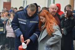 Рятувальники Буковини навчали студентів, як діяти при пожежі