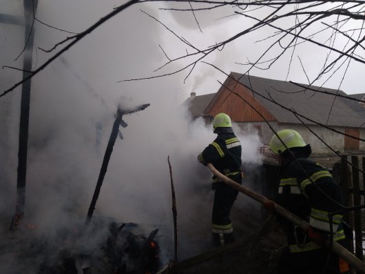 Через спалювання сміття на Кельменеччині згоріла господарська будівля